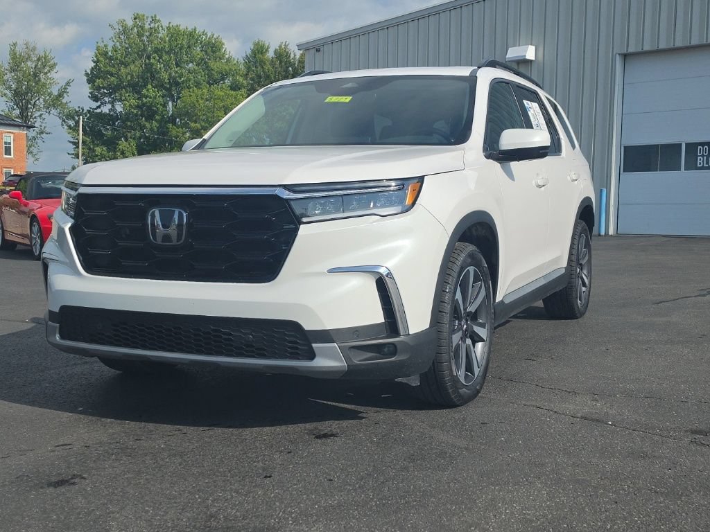 Certified 2025 Honda Pilot Touring image 3