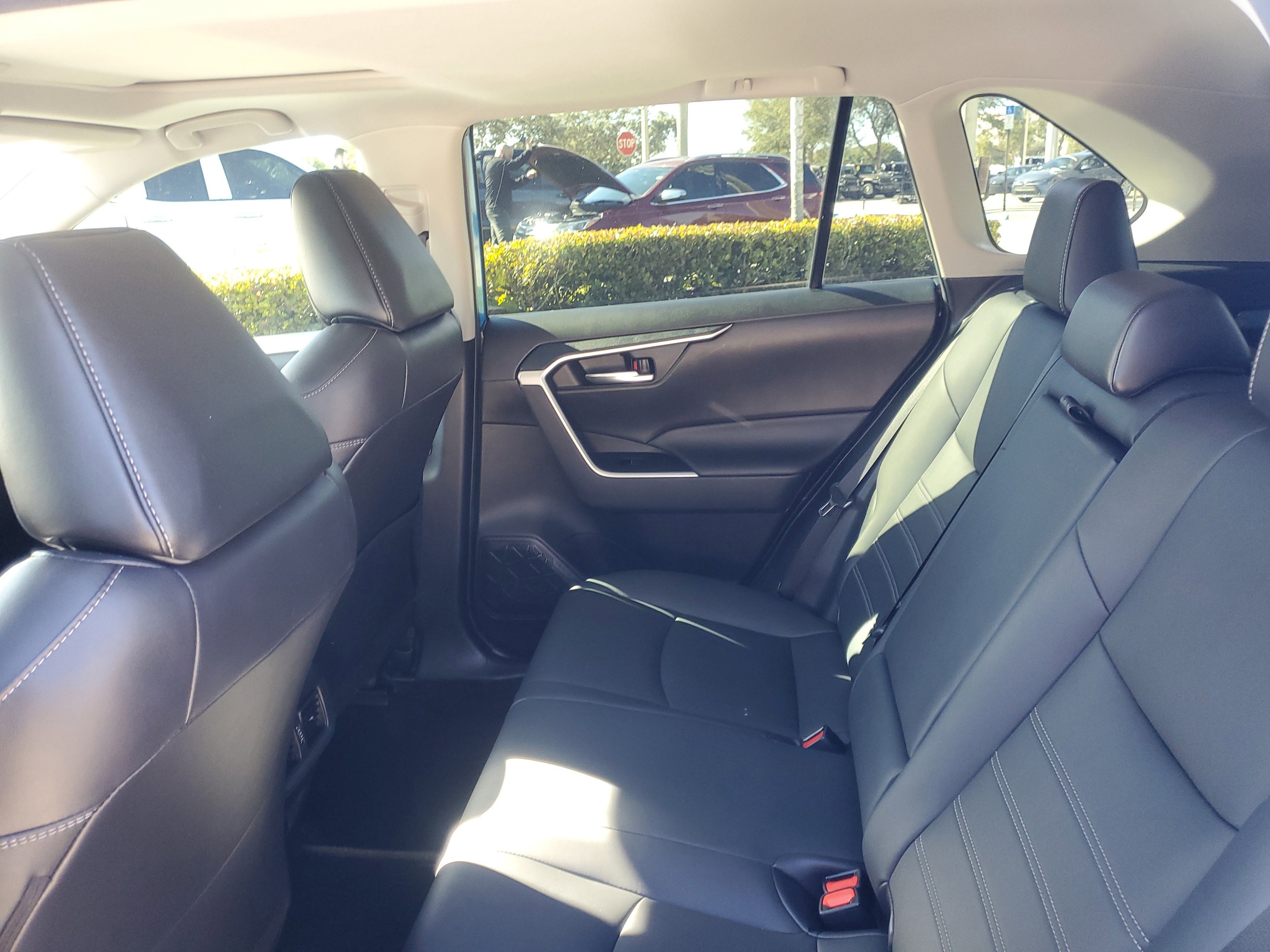 Used 2021 Toyota RAV4 XLE Premium image 12