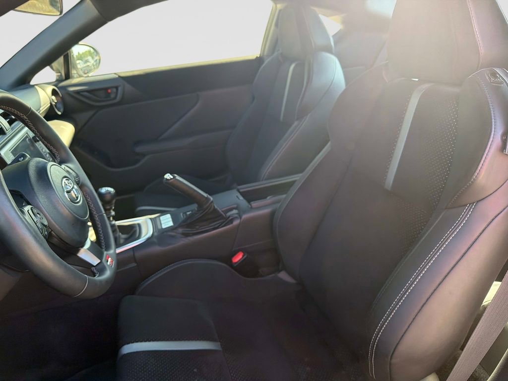 Used 2025 Toyota GR86 Premium w/ ALL Weather Mat Package (TMS) RWD image 14