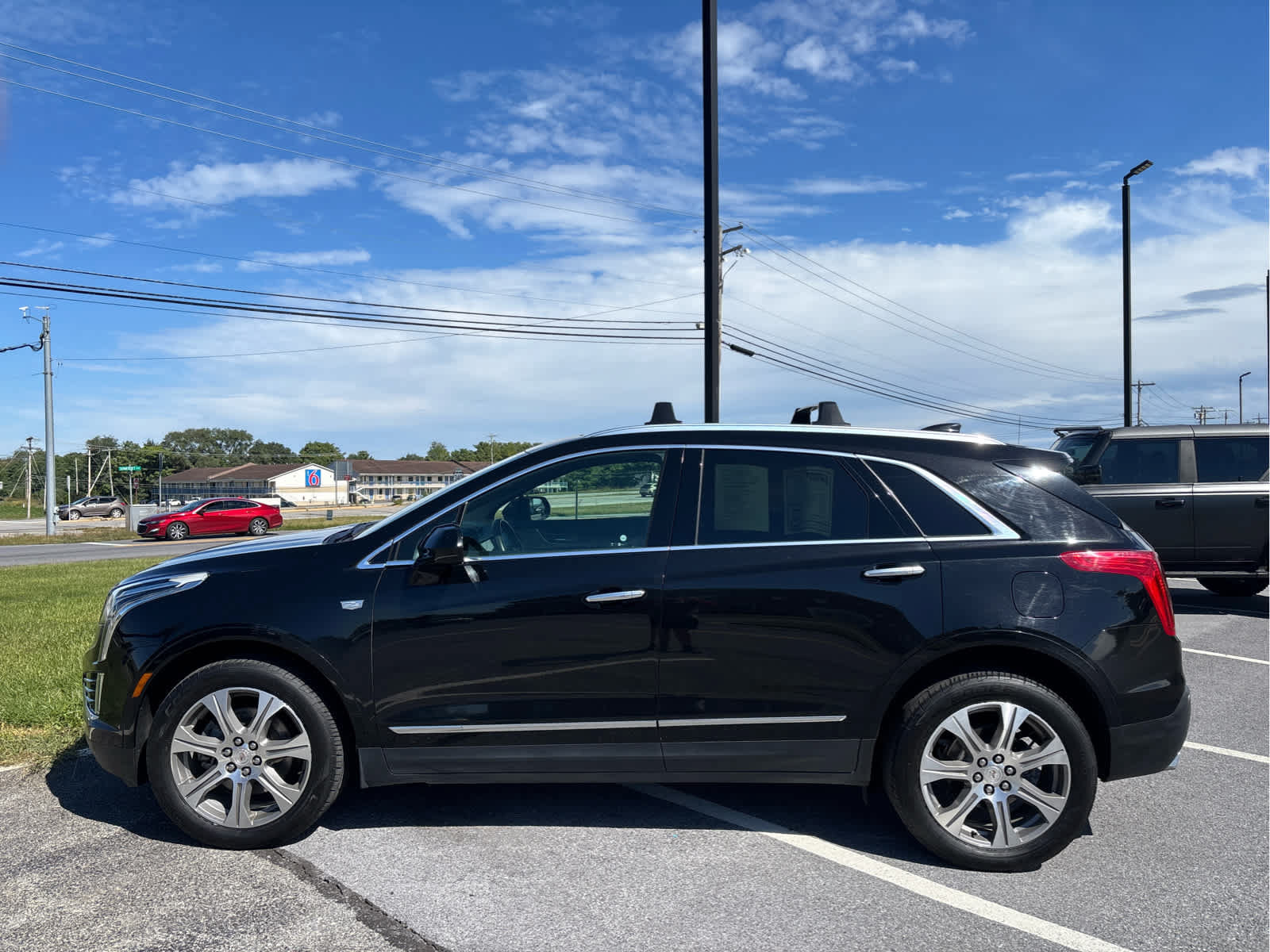 Used 2017 Cadillac XT5 Luxury w/ Driver Awareness Package AWD/4WD image 2