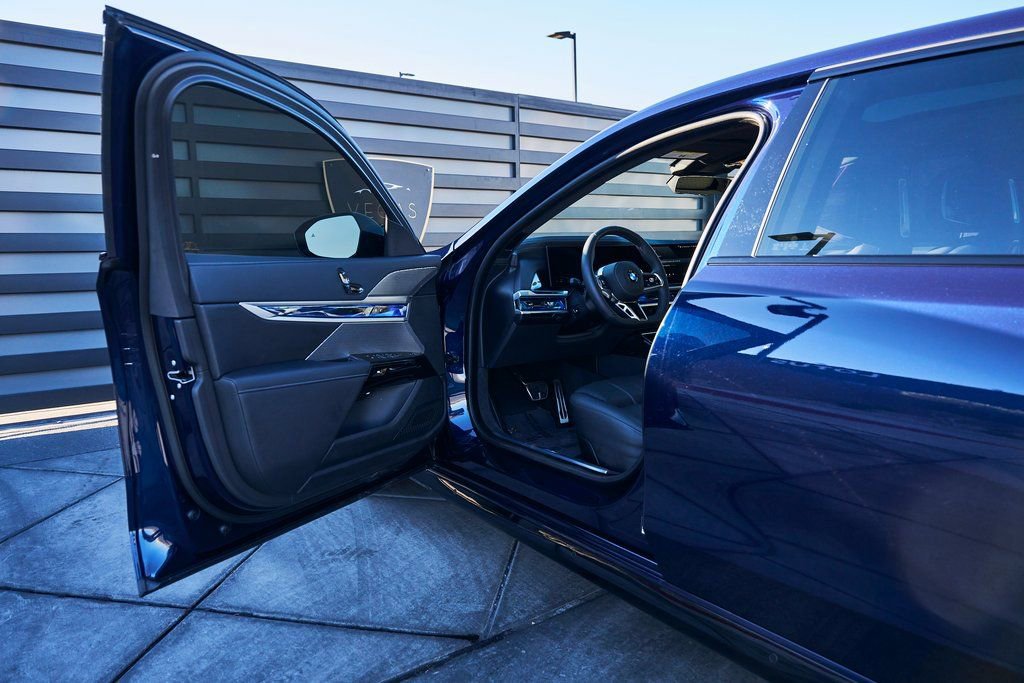 Used 2025 BMW 760i xDrive w/ Executive Package image 25