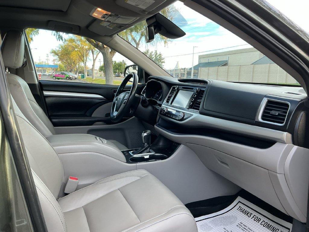Used 2018 Toyota Highlander XLE AWD/4WD image 32
