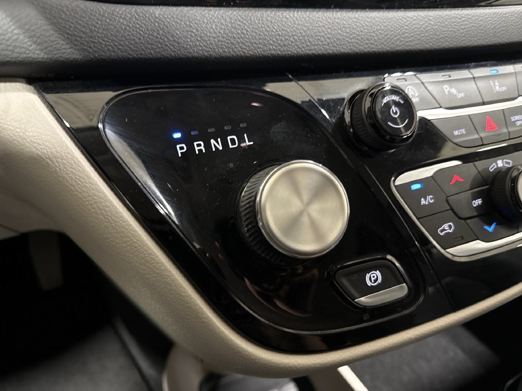 Used 2023 Chrysler Pacifica Touring-L FWD image 17