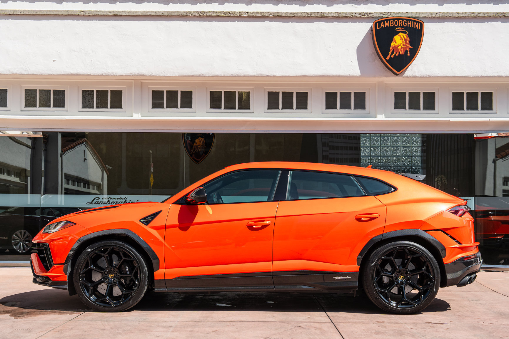 Used 2024 Lamborghini Urus Performante AWD/4WD image 2