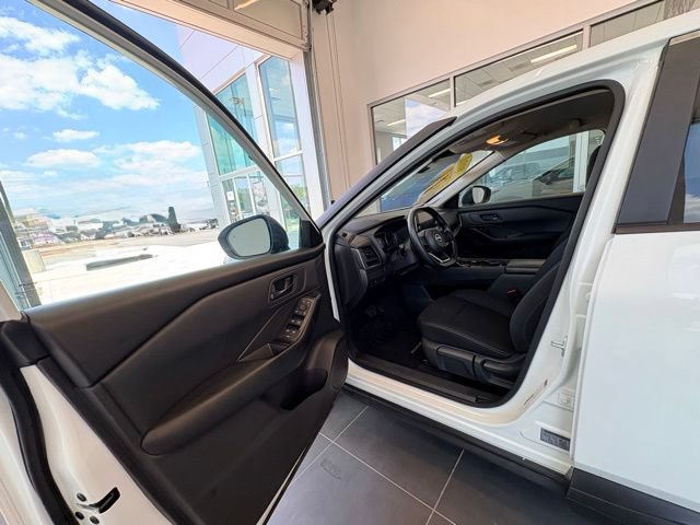 Used 2024 Nissan Rogue S AWD/4WD image 17