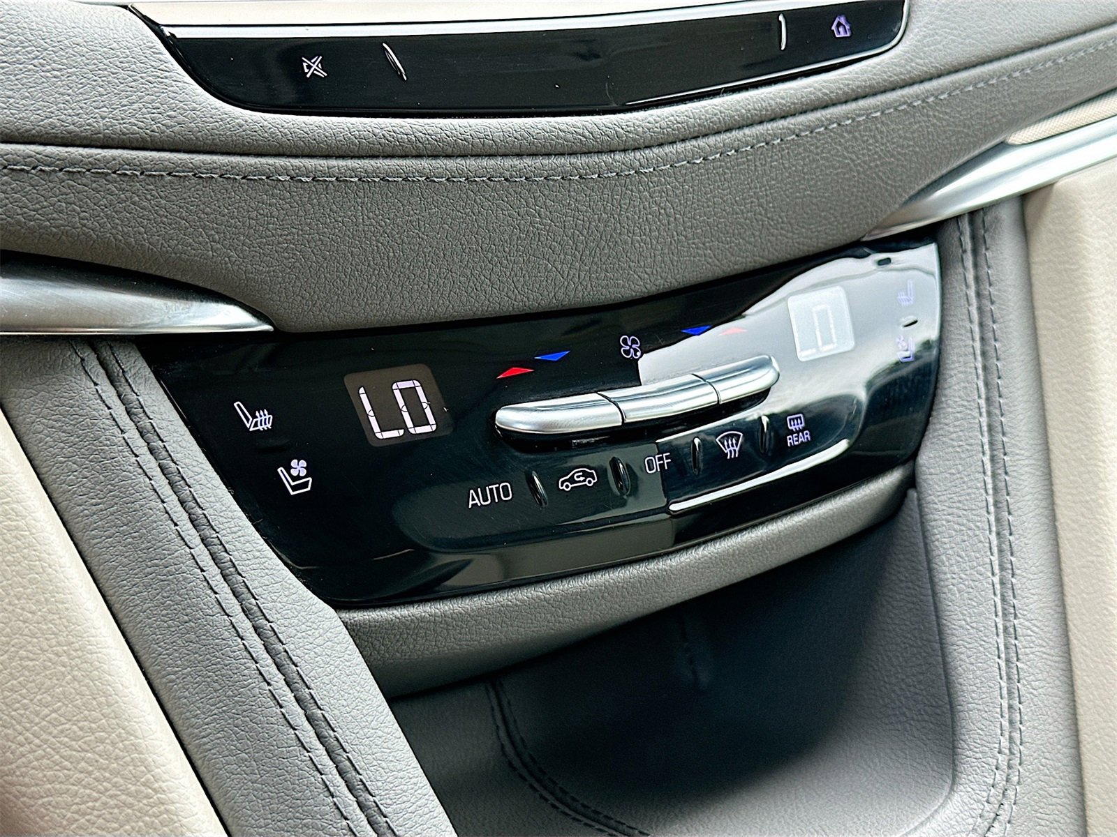 Used 2022 Cadillac XT5 Premium Luxury w/ Technology Package image 16