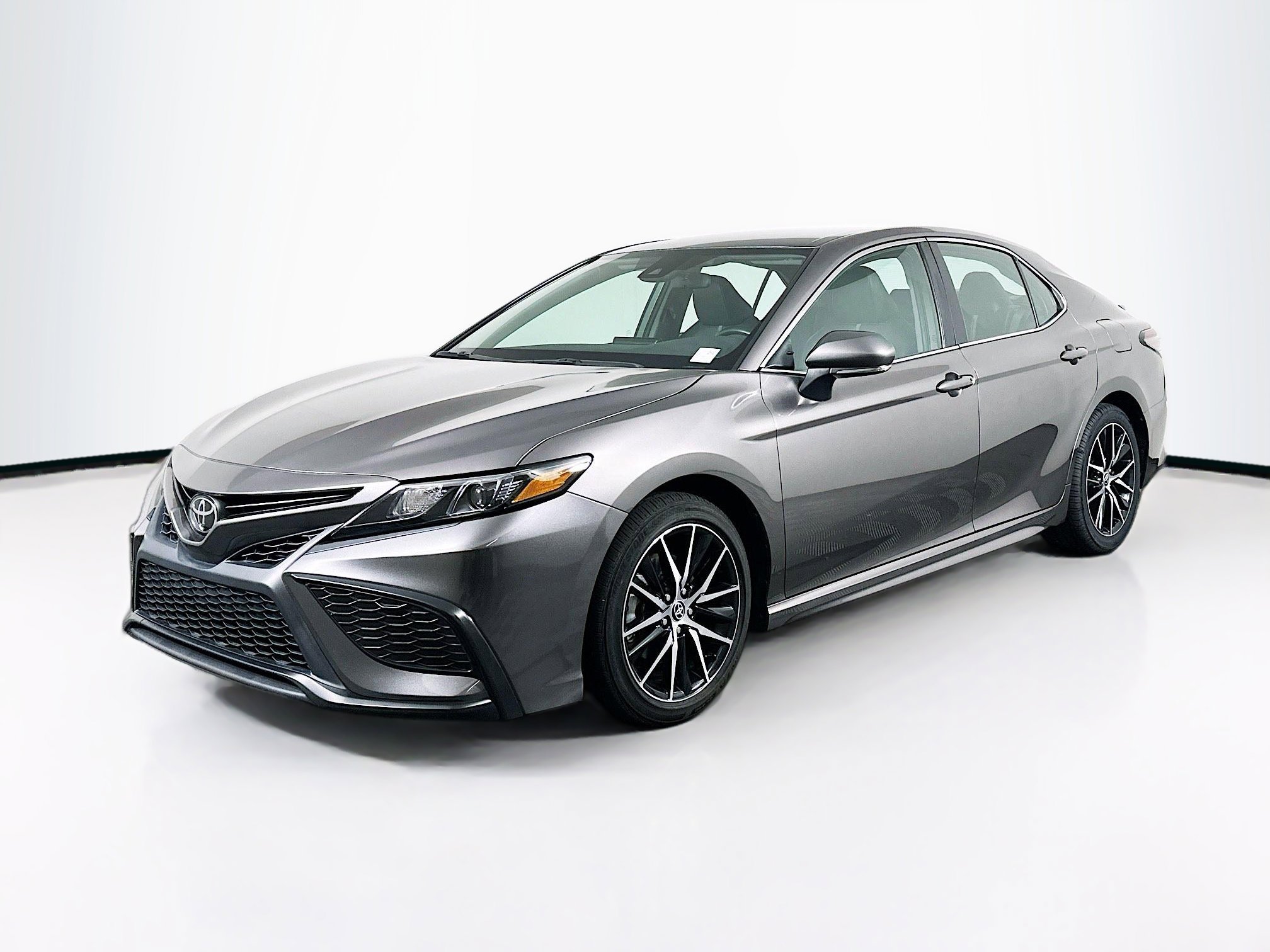 Used 2023 Toyota Camry SE FWD image 3