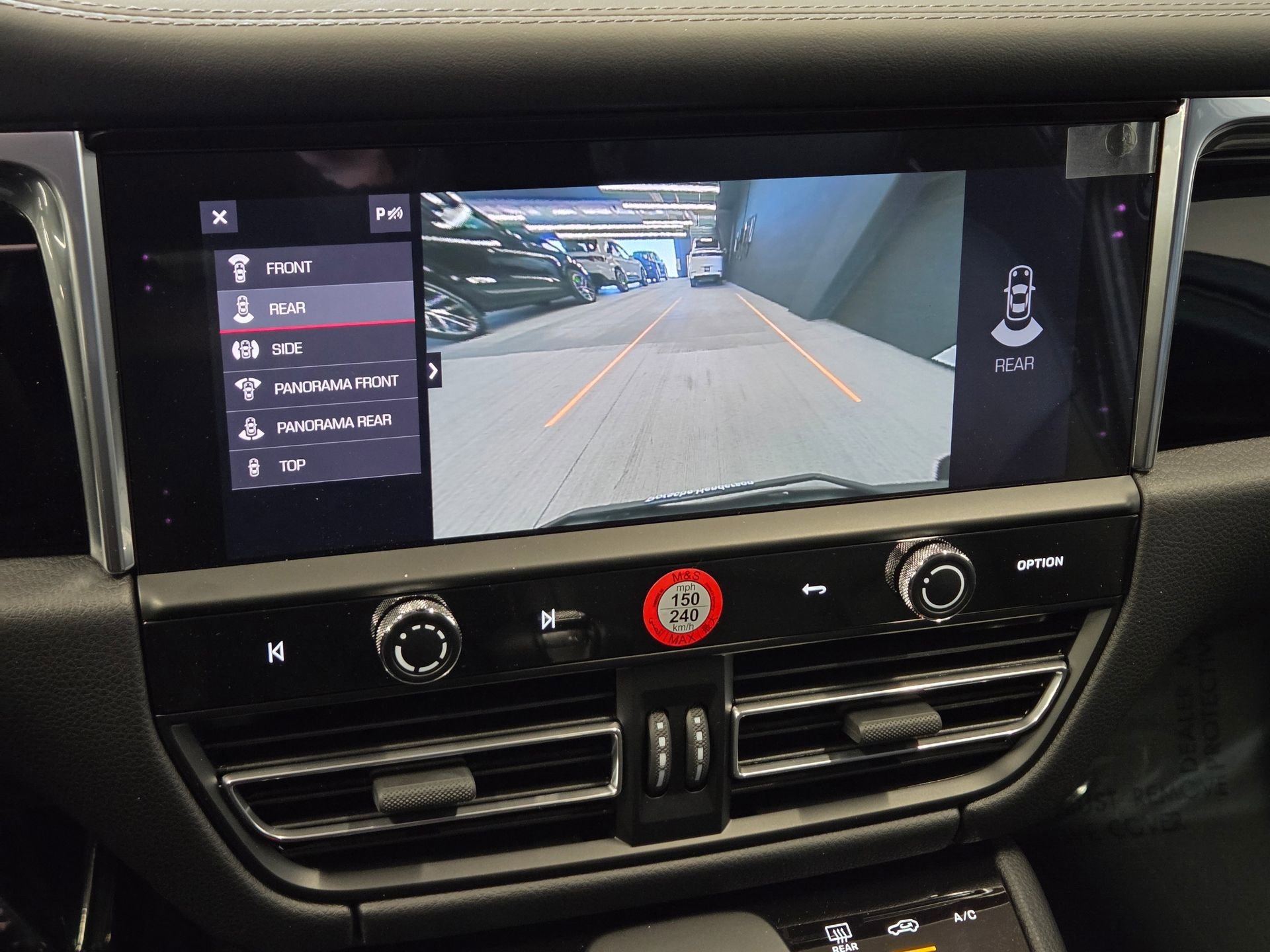 Certified 2025 Porsche Macan AWD/4WD image 21