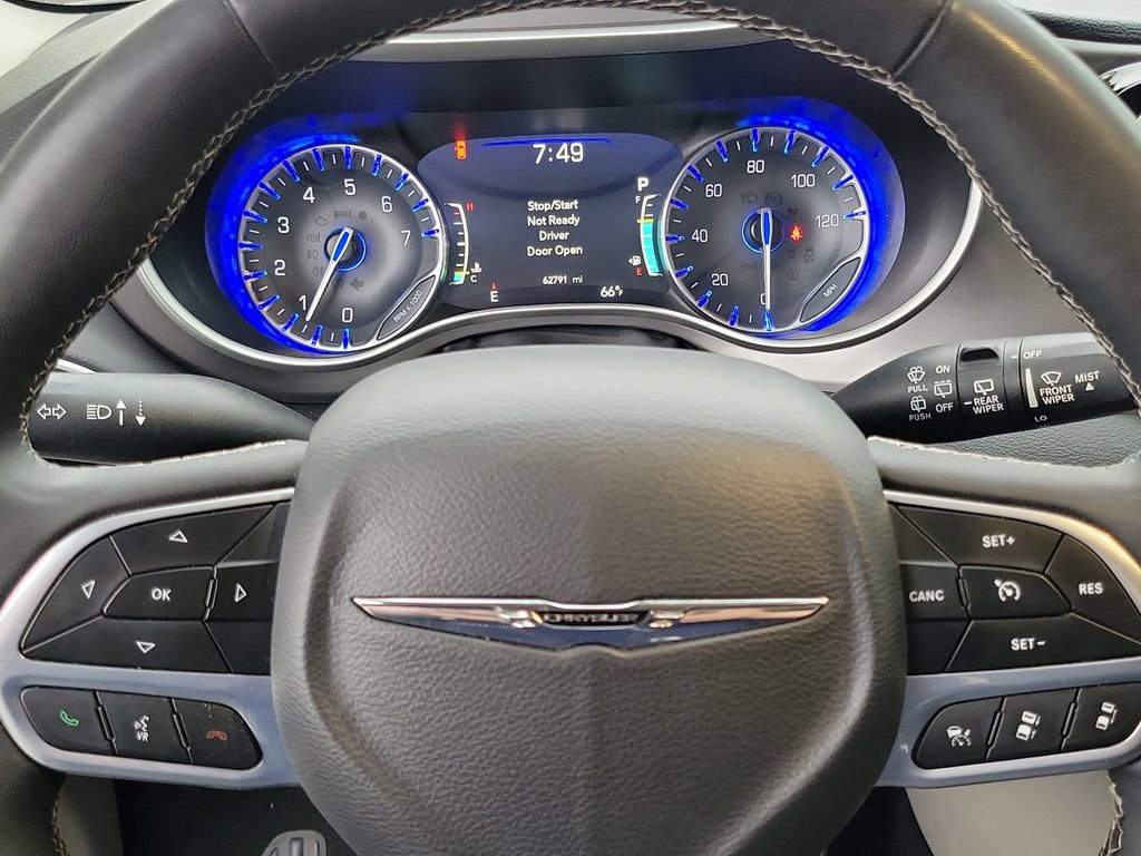 Used 2023 Chrysler Pacifica Touring-L image 4