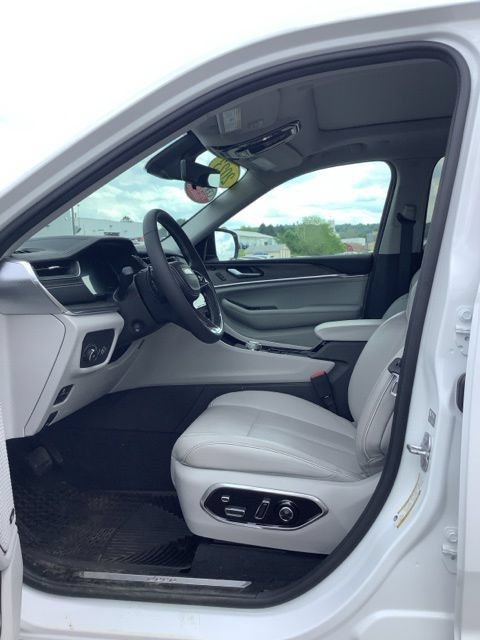 Certified 2023 Jeep Grand Cherokee Overland w/ Luxury Tech Group IV AWD/4WD image 16