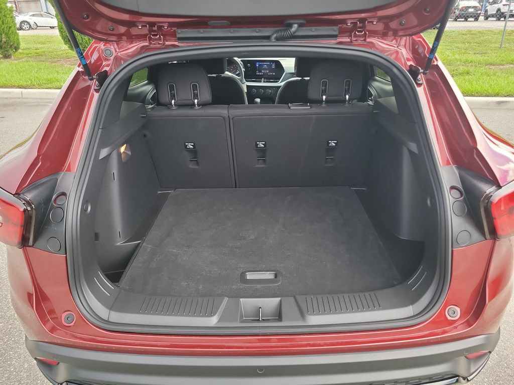 Used 2025 Chevrolet Trax RS w/ Sunroof Package FWD image 9