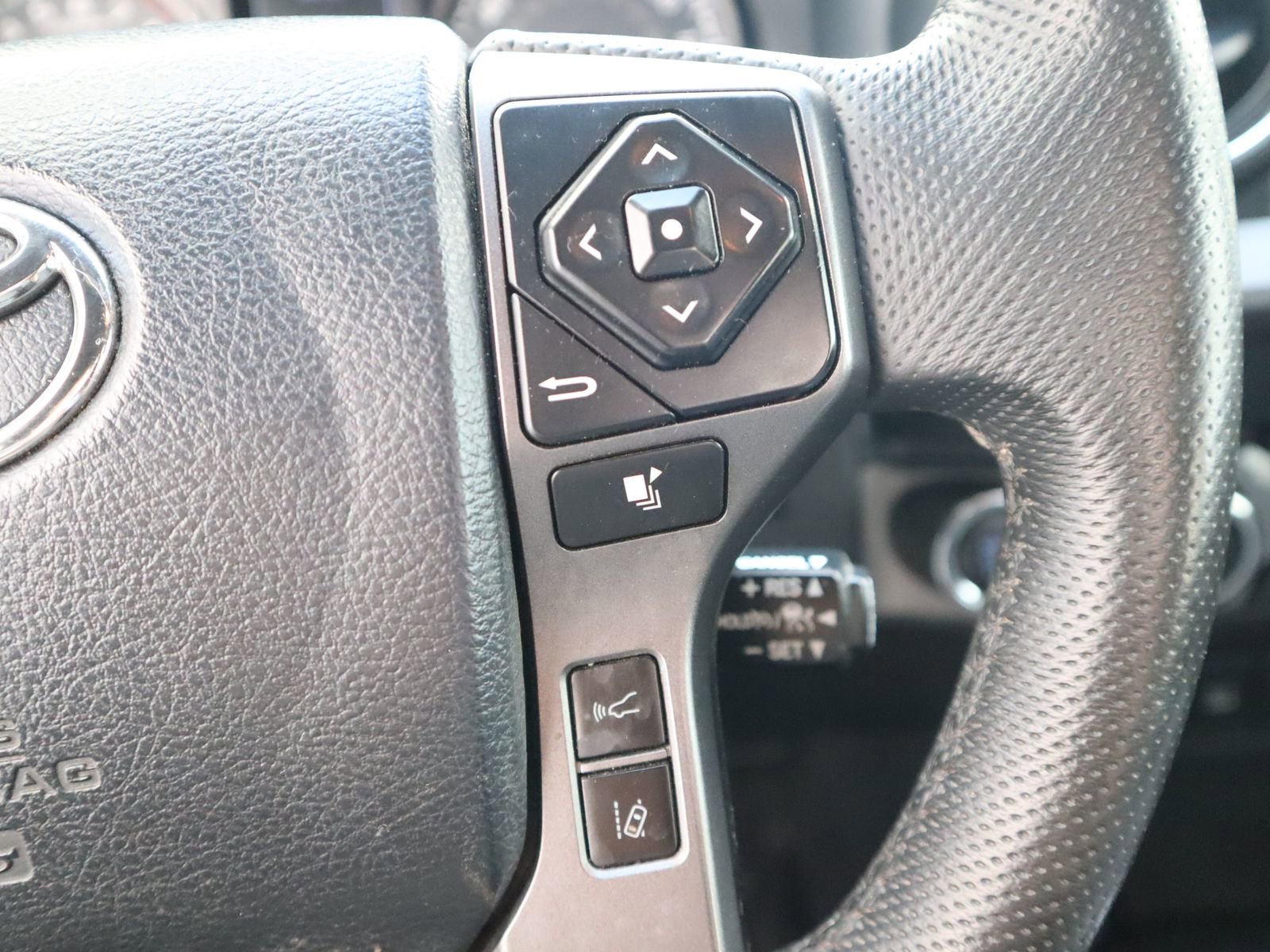 Used 2019 Toyota Tacoma TRD Off-Road w/ Technology Package AWD/4WD image 33