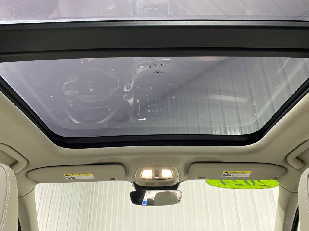 Used 2024 Volvo XC40 B5 Plus image 19