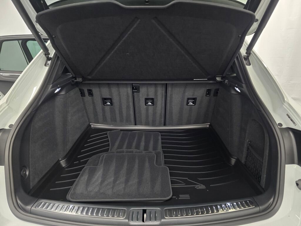 Certified 2025 Porsche Macan image 12