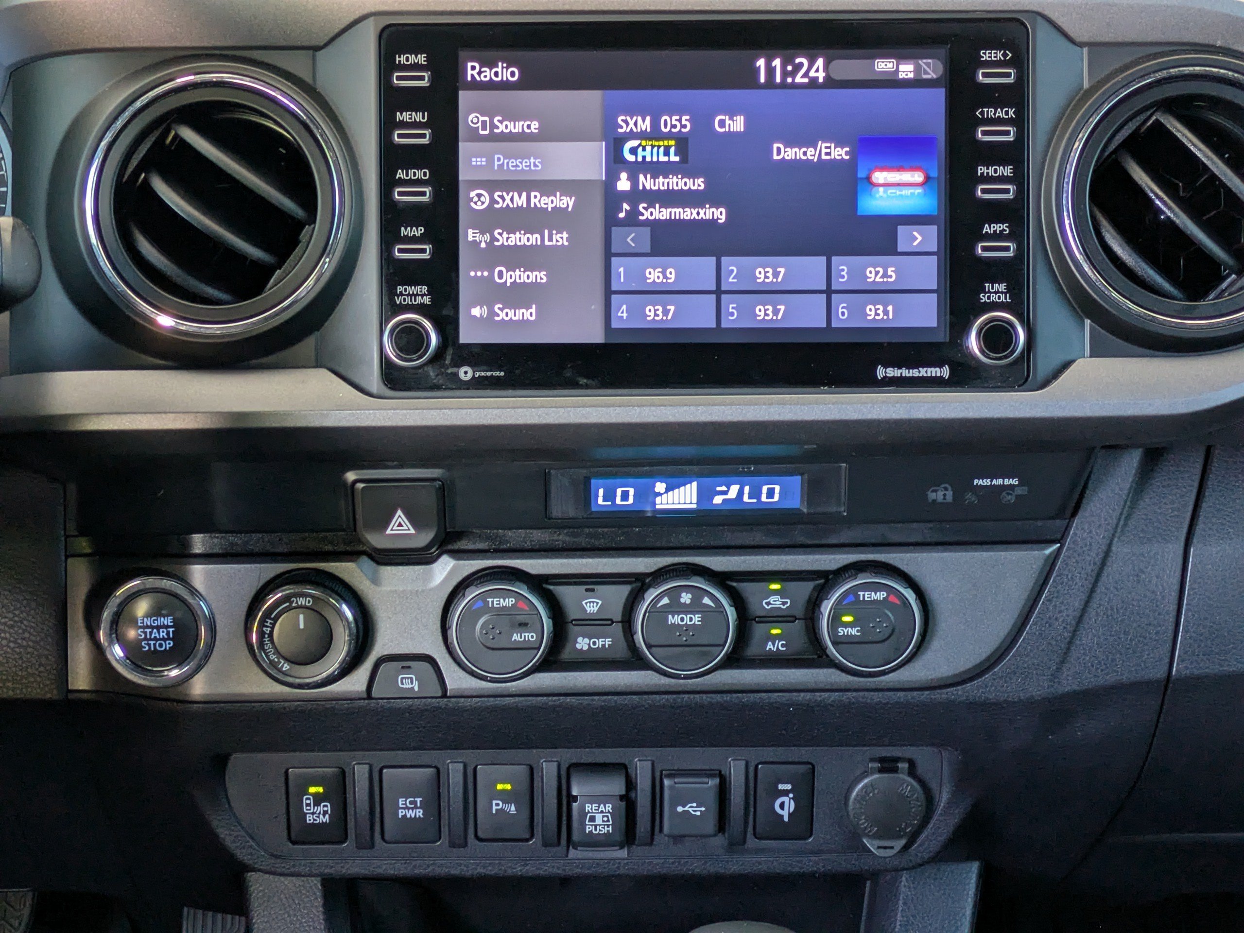 Used 2022 Toyota Tacoma TRD Off-Road w/ Technology Package AWD/4WD image 18