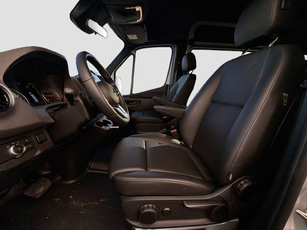Used 2024 Mercedes-Benz Sprinter 2500 image 9