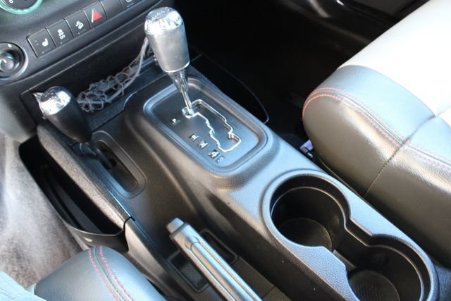 Used 2012 Jeep Wrangler Sahara w/ Connectivity Group AWD/4WD image 15