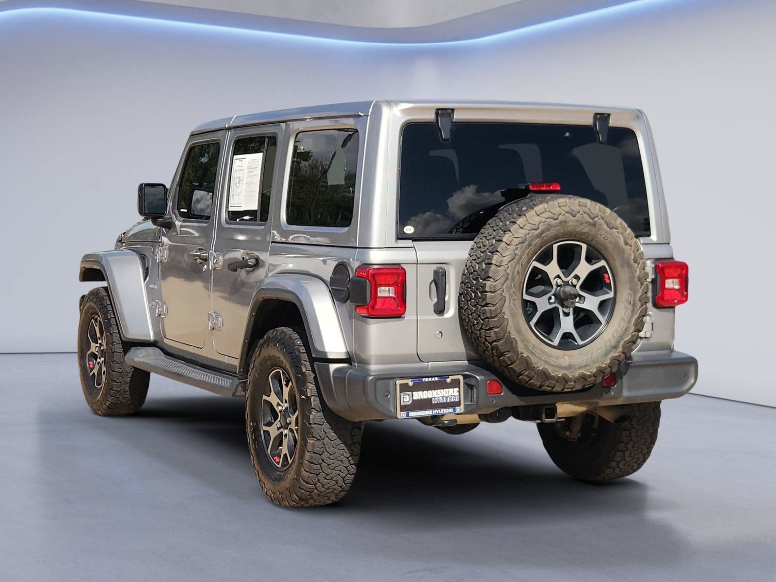 Used 2018 Jeep Wrangler Unlimited Sahara AWD/4WD image 8