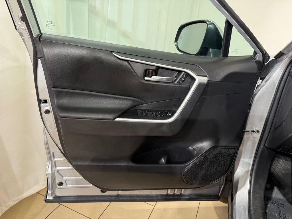 Used 2022 Toyota RAV4 XLE Premium AWD/4WD image 15