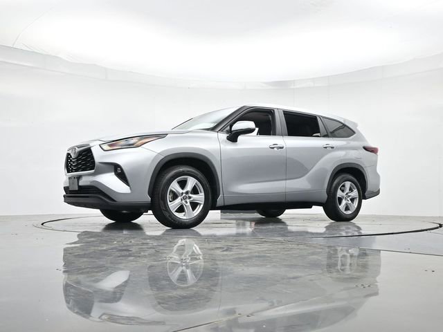 Used 2024 Toyota Highlander LE FWD image 36