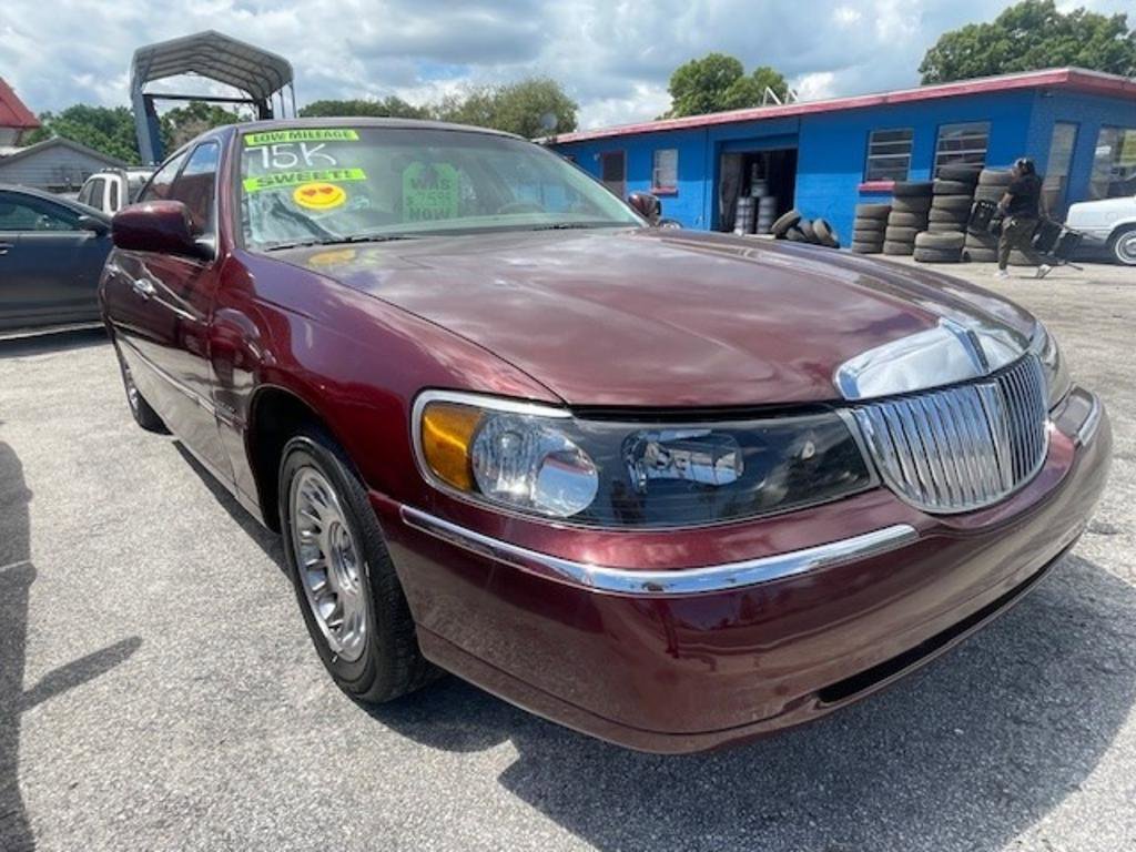Used 2000 Lincoln Town Car Cartier RWD image 1