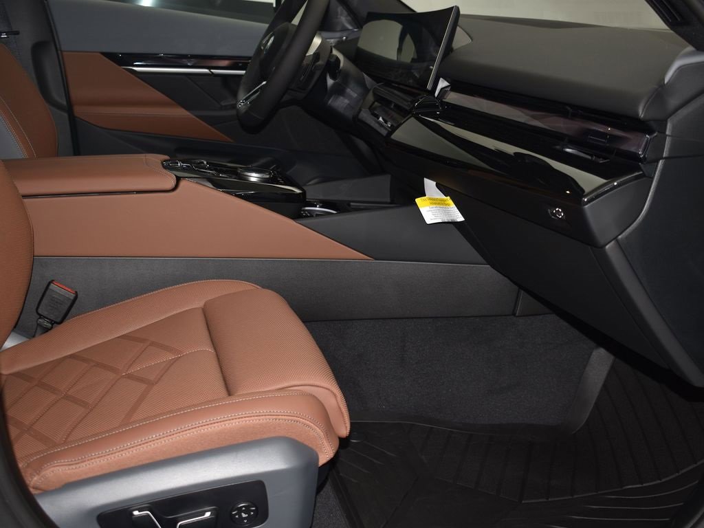 New 2026 BMW 550e xDrive w/ Premium Package image 21