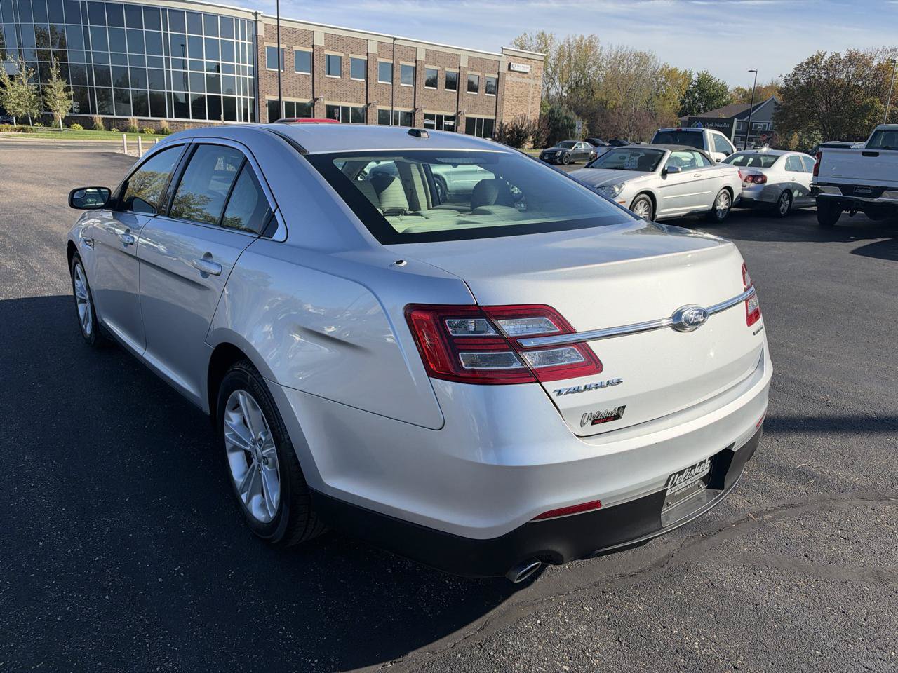 Used 2018 Ford Taurus SE FWD image 5