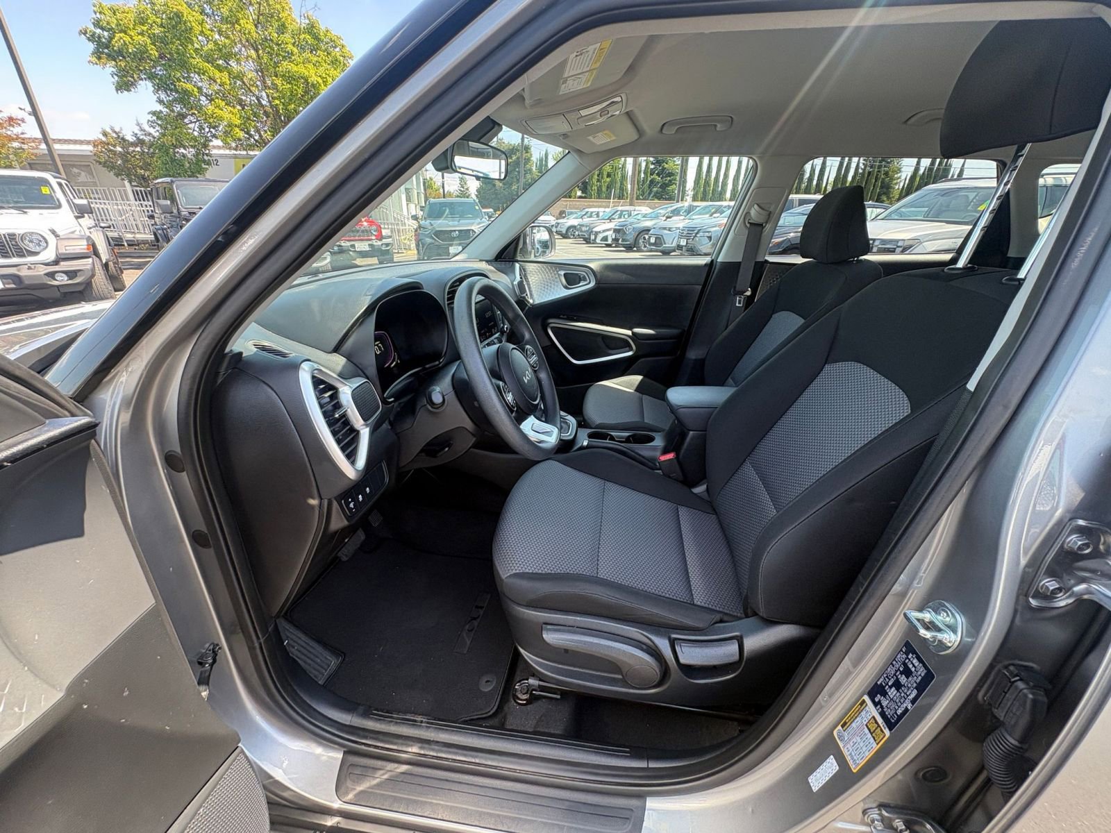 Used 2025 Kia Soul LX w/ LX Technology Package FWD image 24