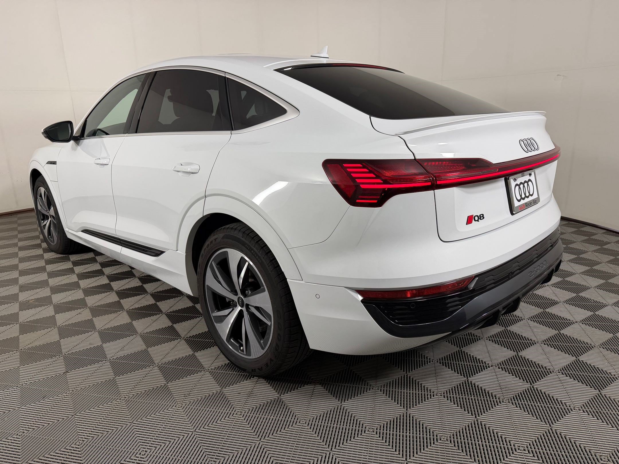 Used 2024 Audi Q8 e-tron Premium Plus w/ Premium Plus Package AWD/4WD image 3