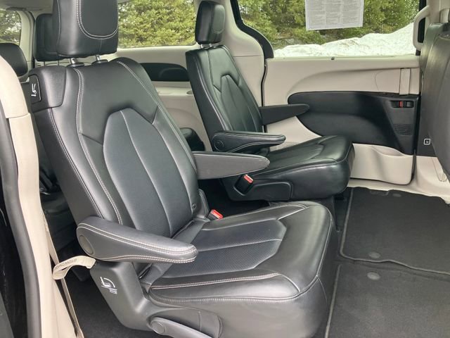 Used 2024 Chrysler Pacifica Touring-L image 16