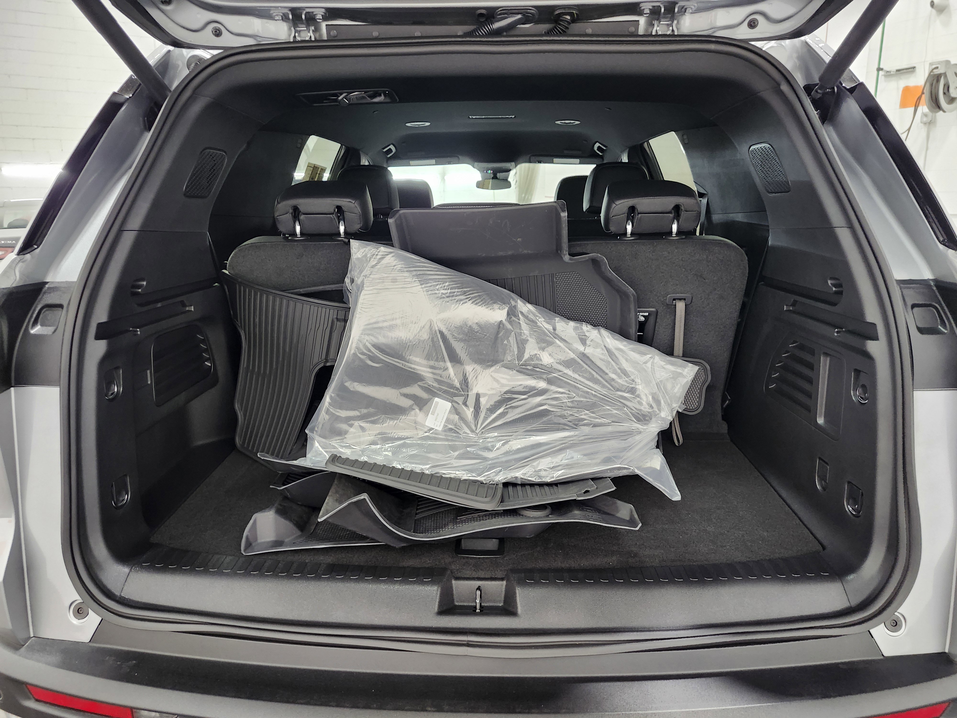 Used 2025 Chevrolet Traverse LT w/ Driver Confidence Package image 16