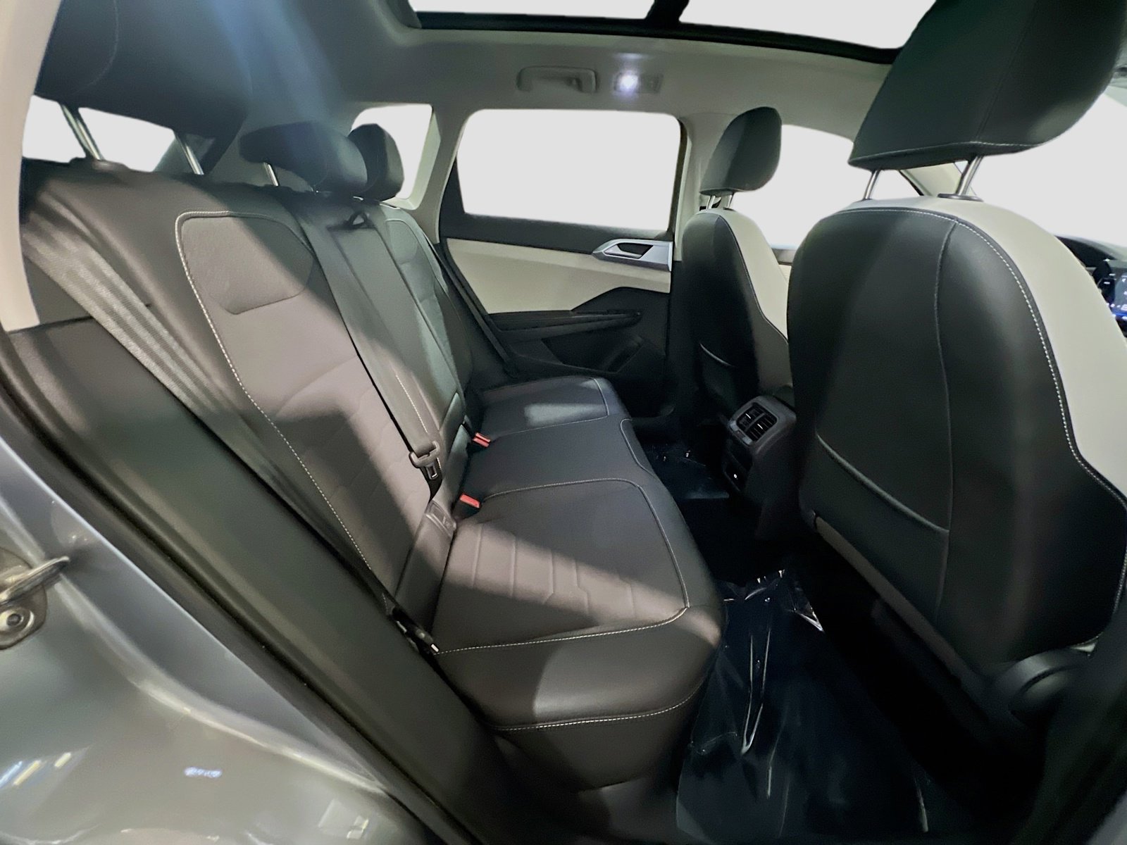 Used 2025 Volkswagen Taos SE w/ Panoramic Sunroof Package FWD image 20
