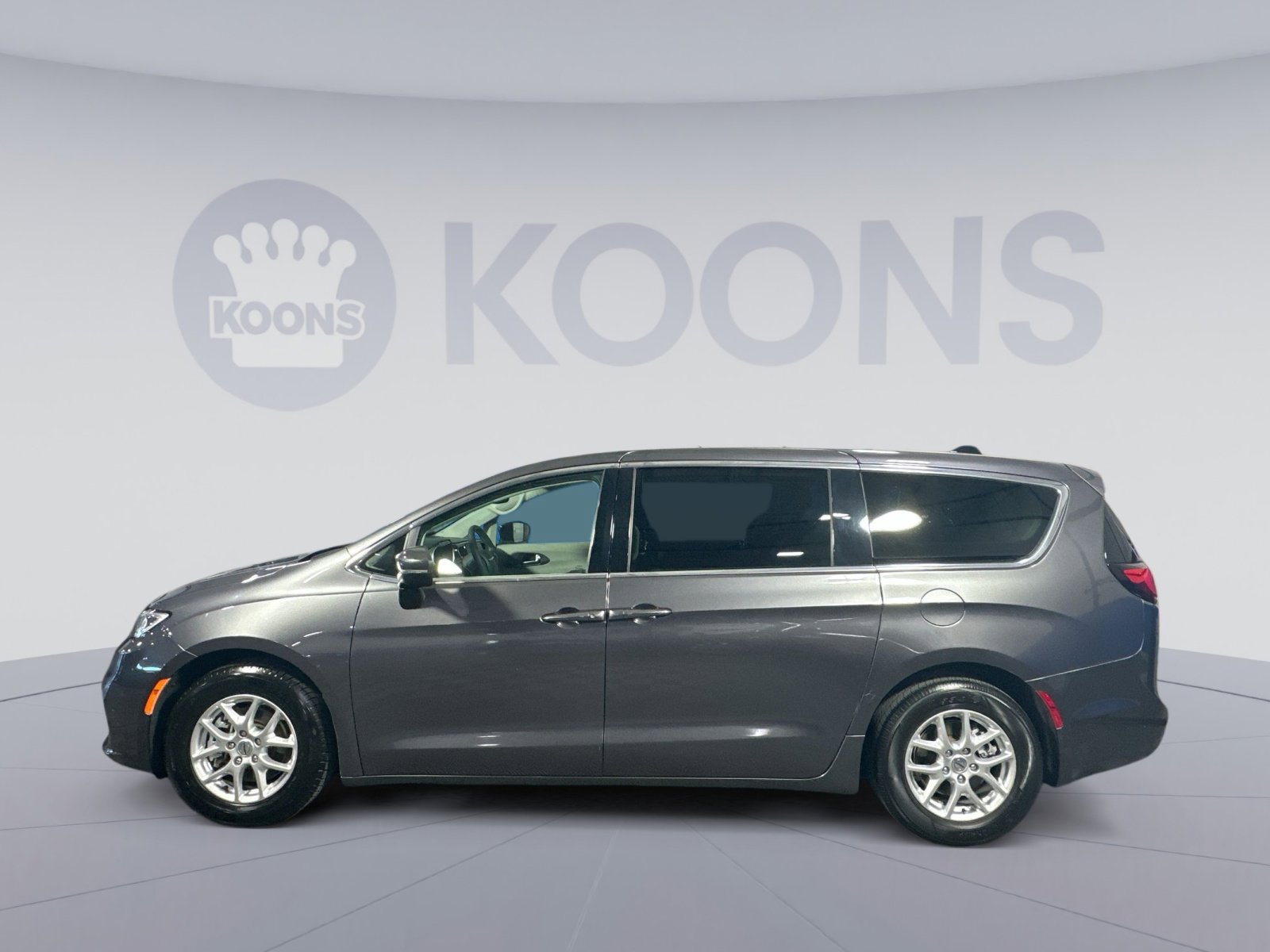 Used 2023 Chrysler Pacifica Touring-L image 2