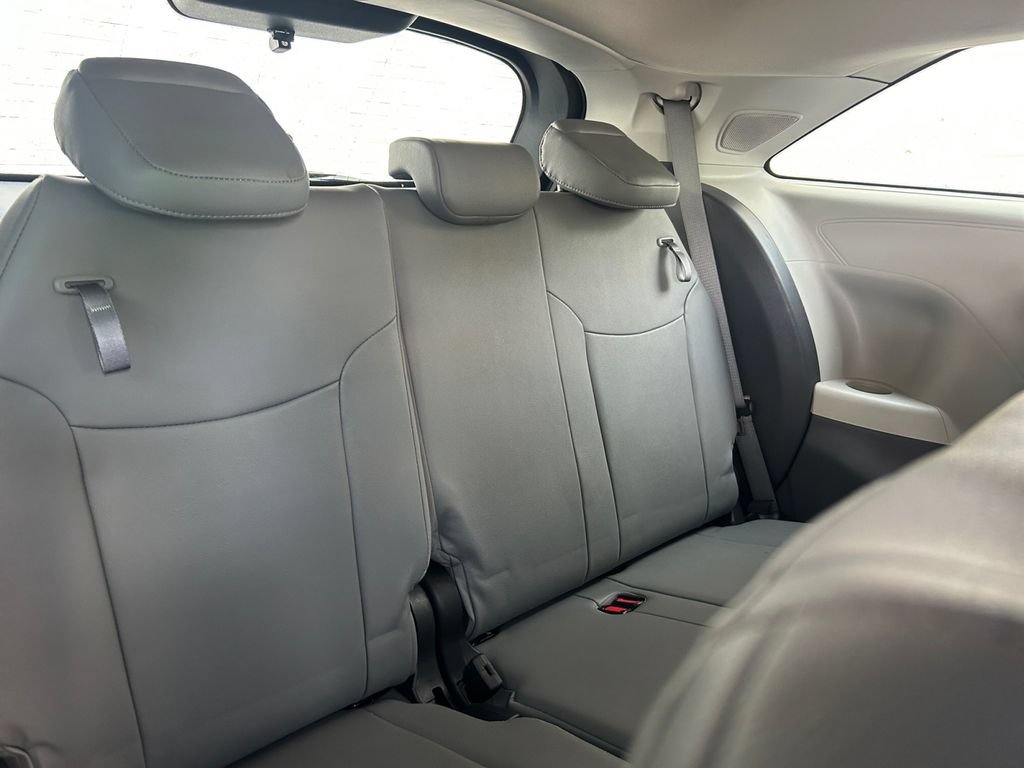 Used 2022 Toyota Sienna XLE w/ XLE Plus Package FWD image 19