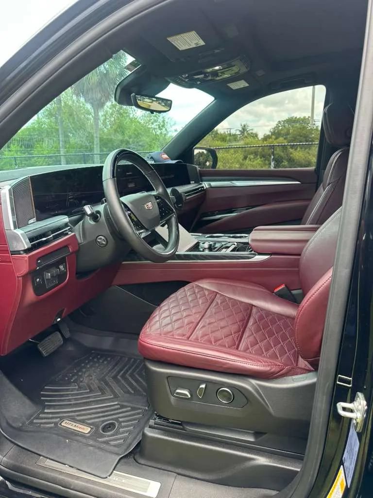 Used 2026 Cadillac Escalade Luxury RWD image 8