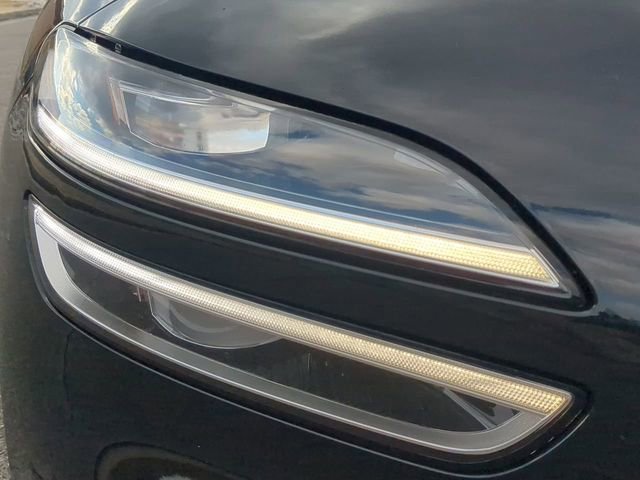 Used 2023 Genesis G70 2.0T w/ Sport Prestige Package image 9