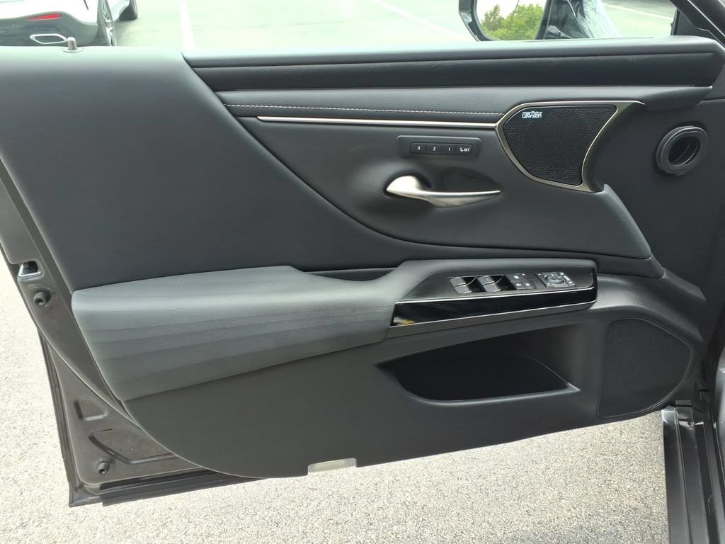 Used 2022 Lexus ES 300h w/ Accessory Package FWD image 11