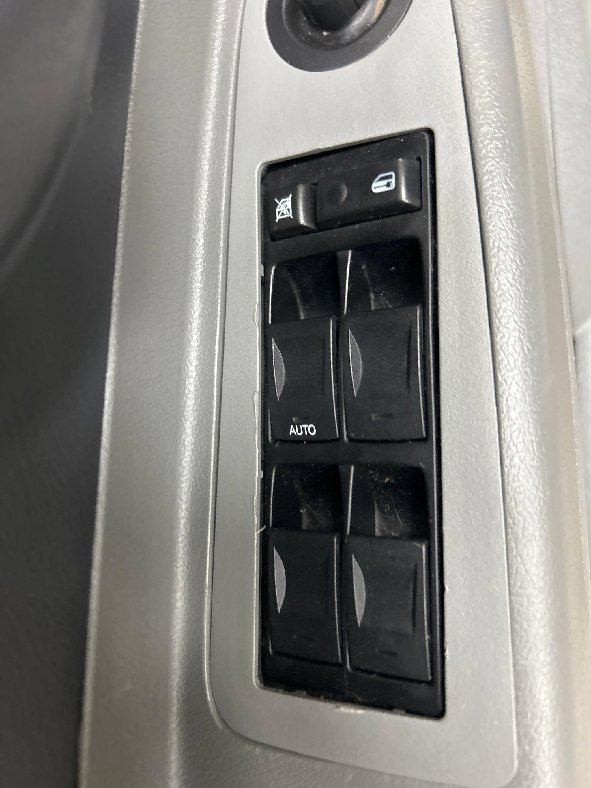 Used 2005 Dodge Magnum R/T w/ Convenience Group II RWD image 9