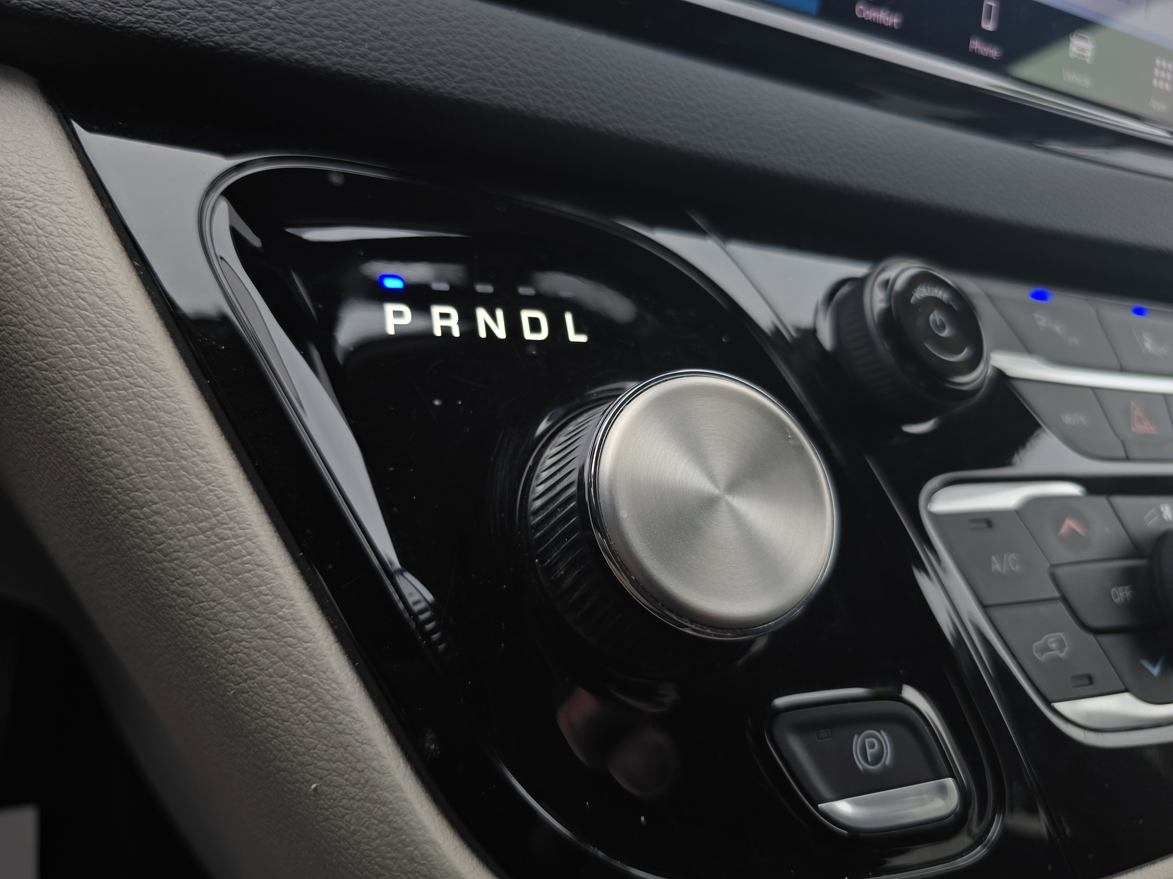 Used 2024 Chrysler Pacifica Touring-L image 27