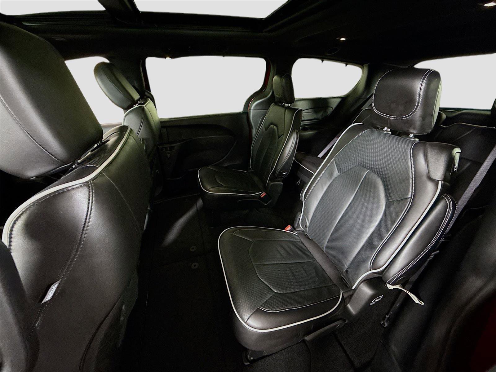 Used 2025 Chrysler Pacifica Limited image 18