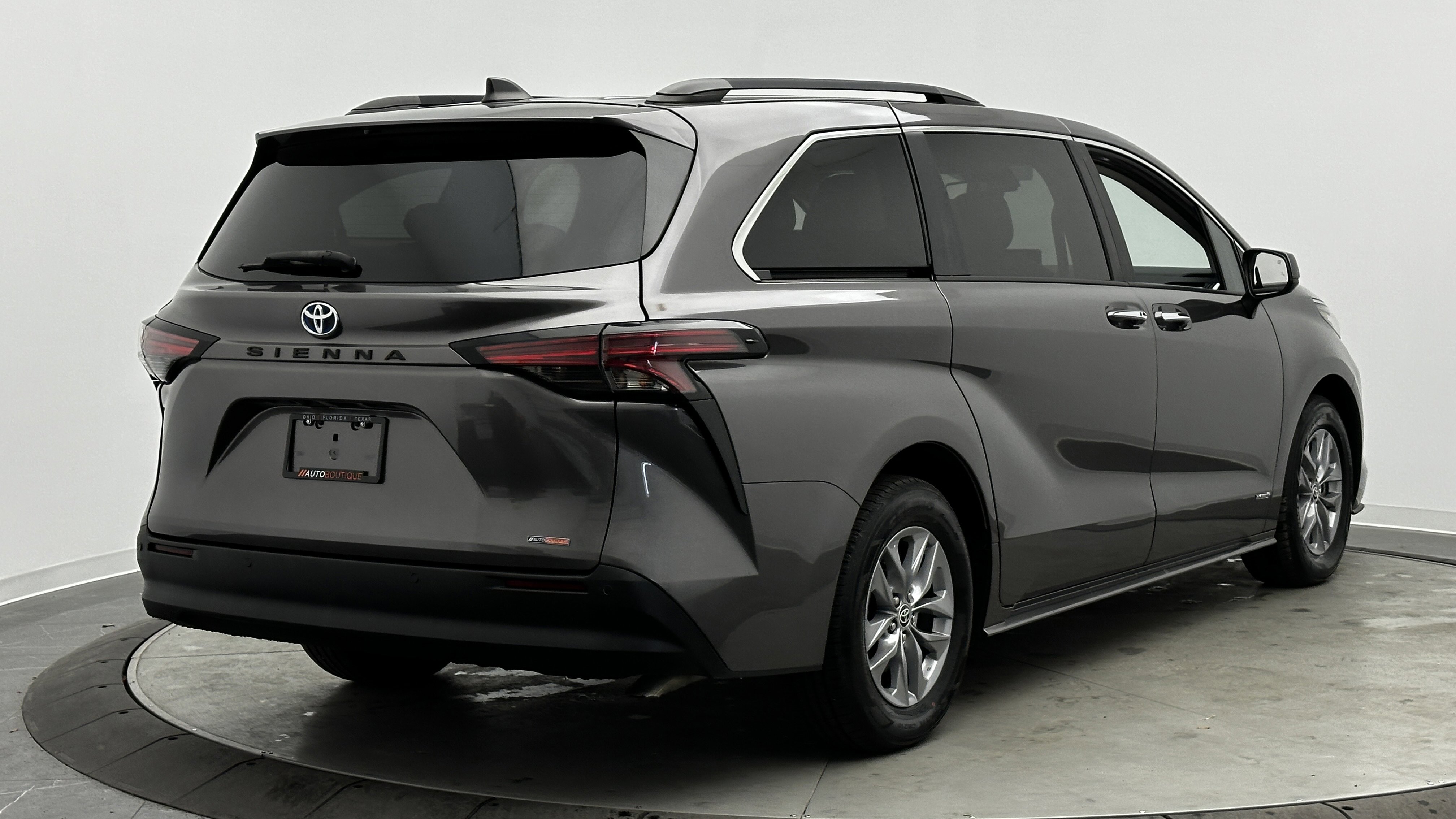 Used 2021 Toyota Sienna XLE image 8