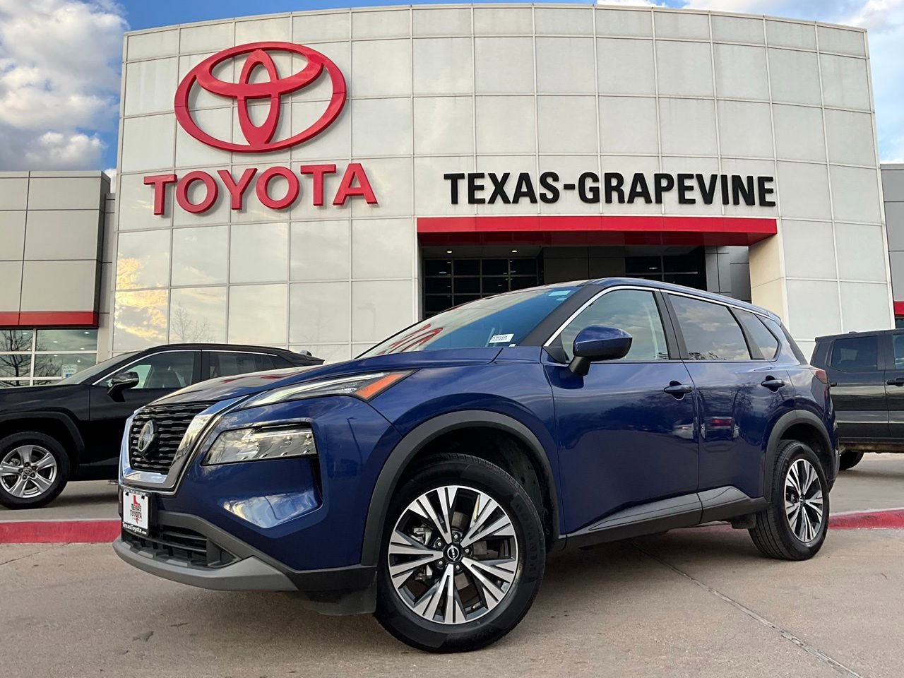 Used 2023 Nissan Rogue SV image 2