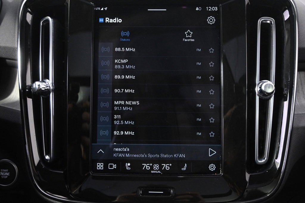 Used 2025 Volvo XC40 B5 Plus image 27