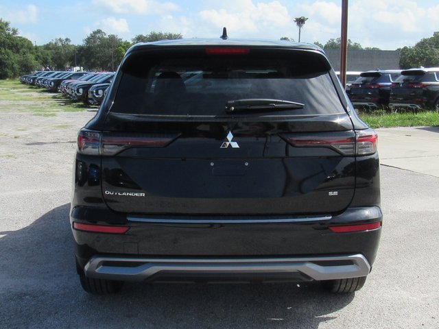 New 2025 Mitsubishi Outlander SE image 4