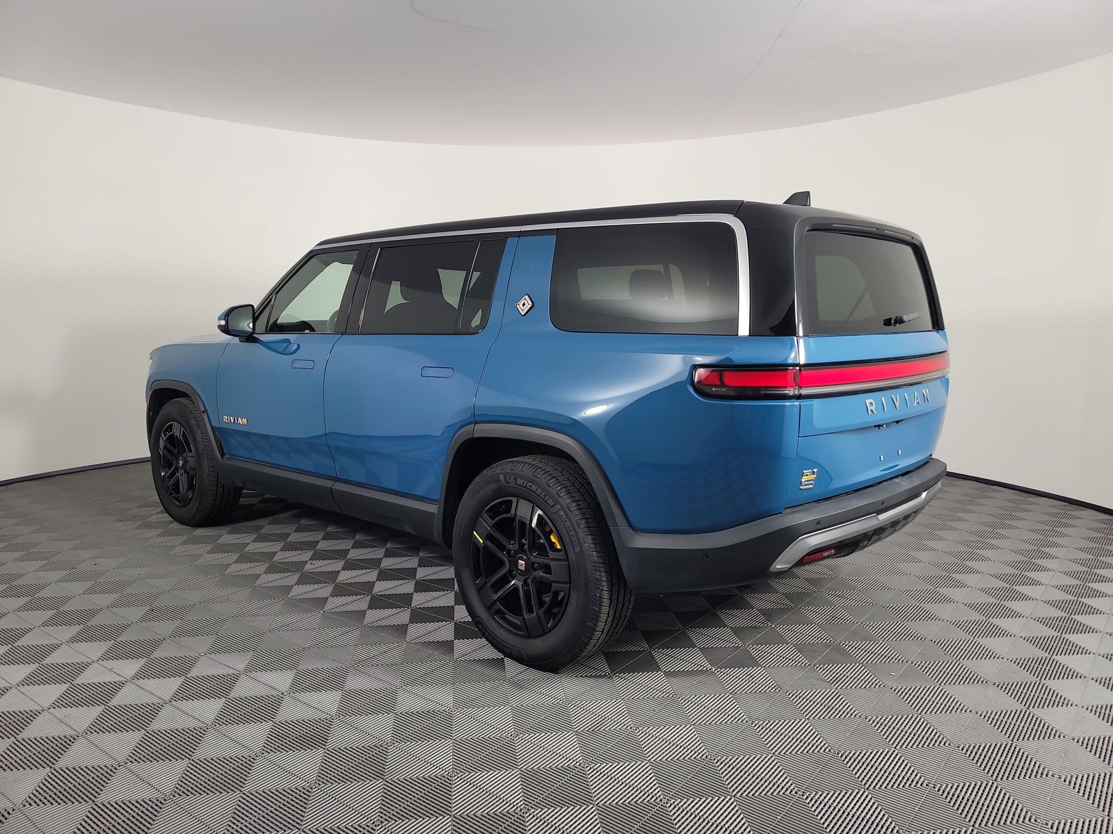 Used 2023 Rivian R1S Adventure image 3