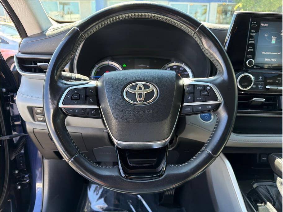 Used 2020 Toyota Highlander LE FWD image 8