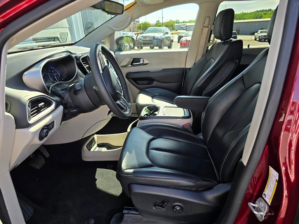 Used 2023 Chrysler Pacifica Touring-L image 7