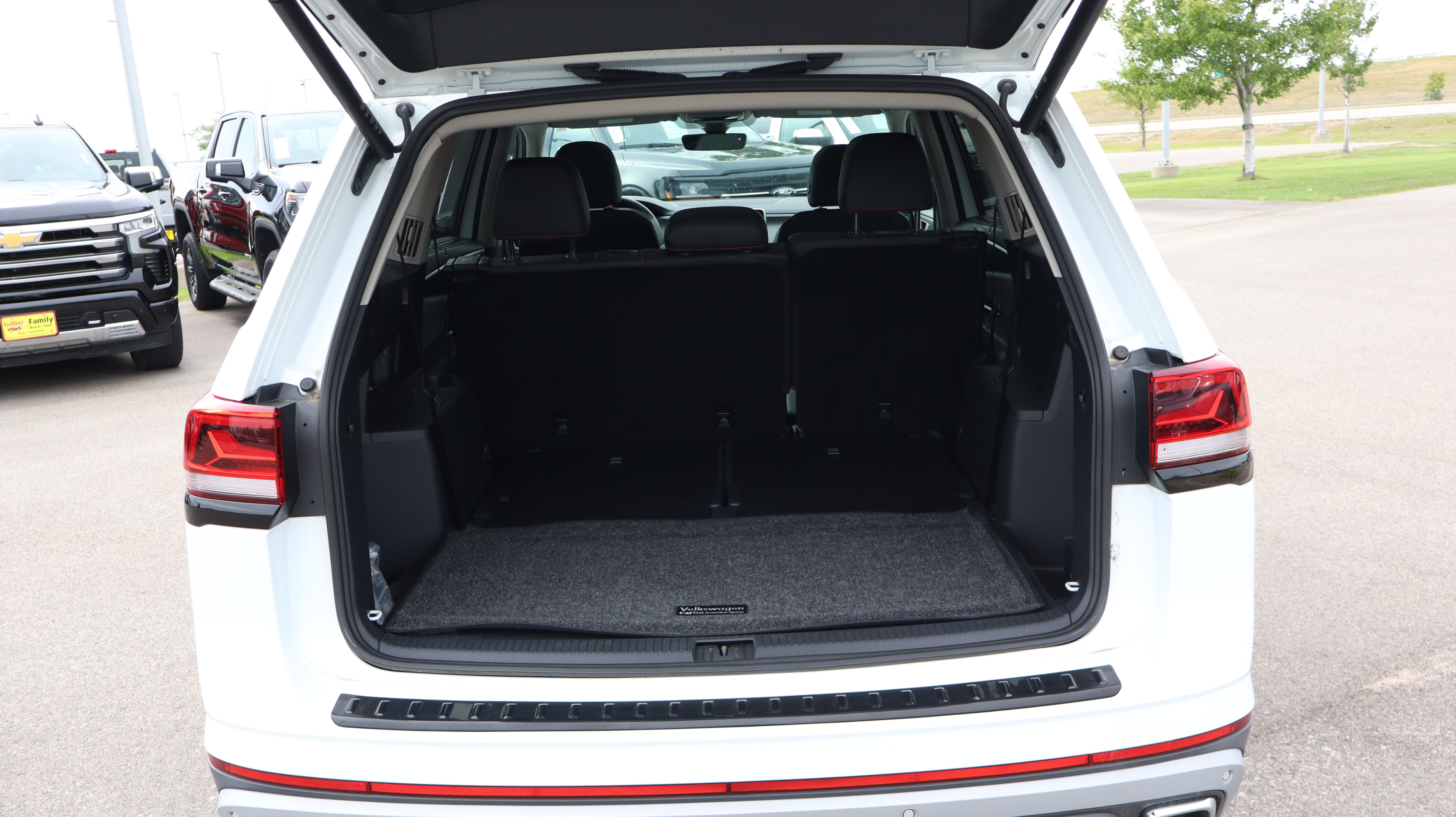 Used 2025 Volkswagen Atlas Peak Edition SE AWD/4WD image 17