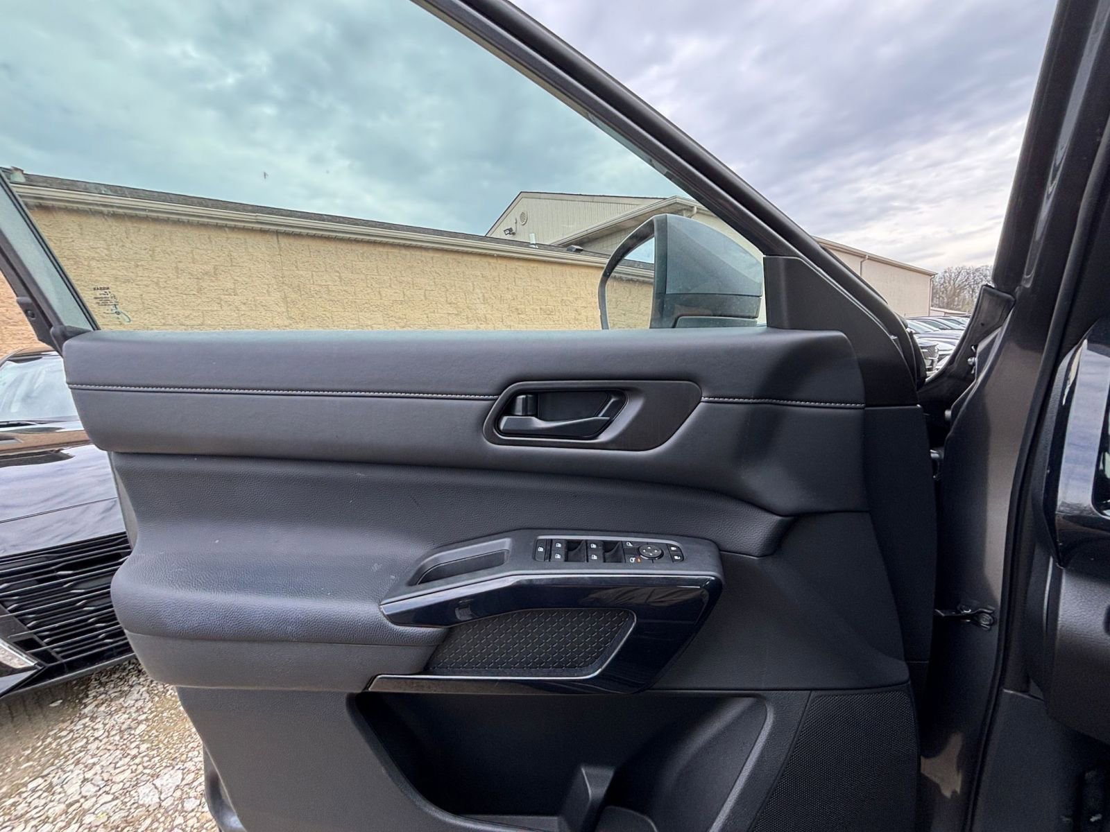 Used 2025 Nissan Pathfinder SV image 18