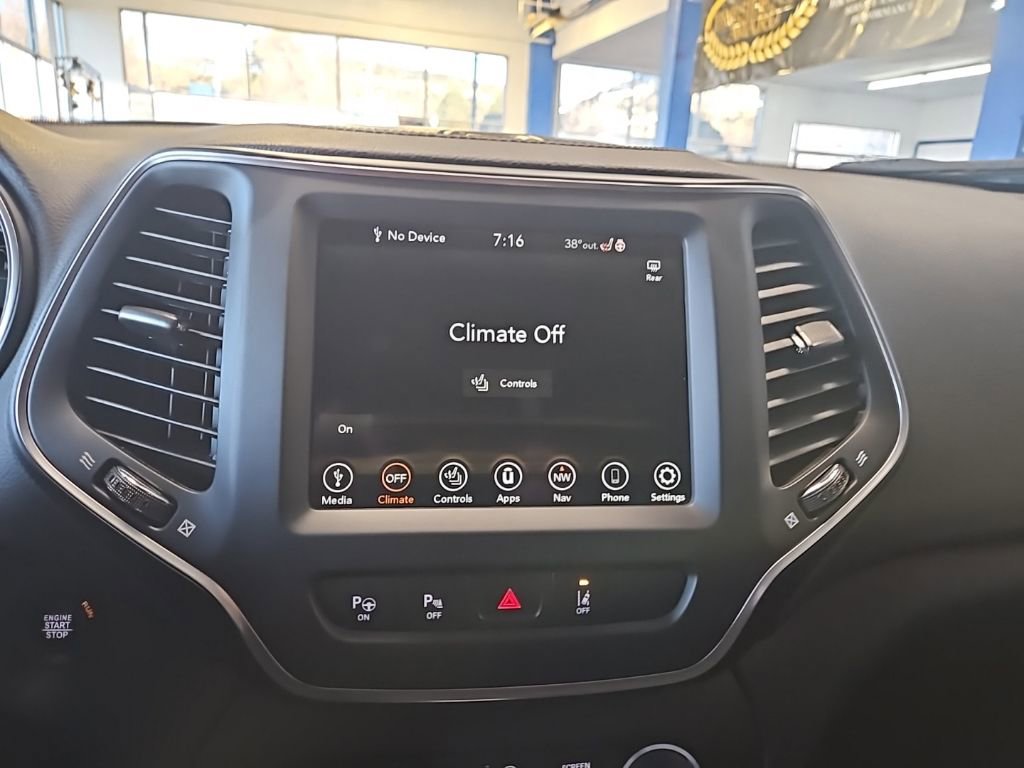 Used 2023 Jeep Cherokee Altitude Lux image 25